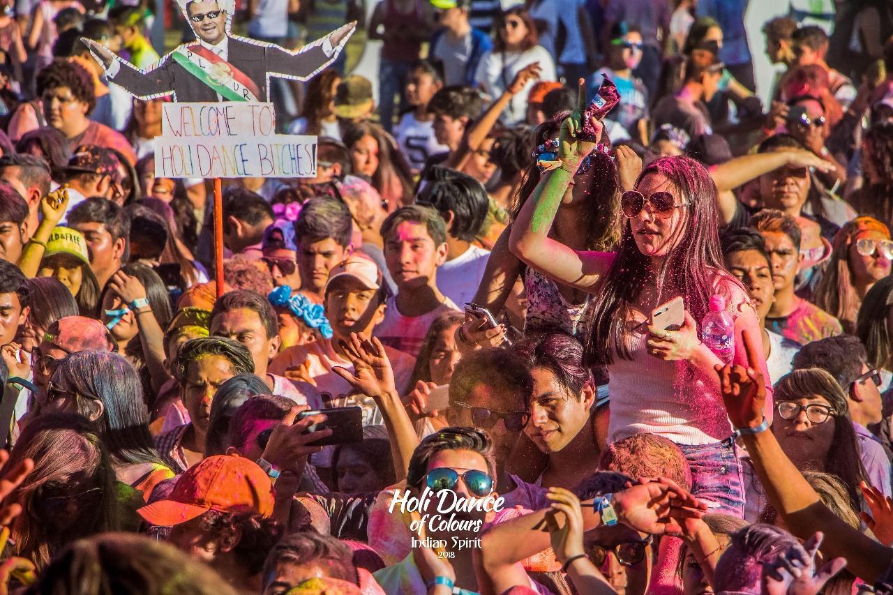 Asistentes con cartel en Holi Dance of Colours