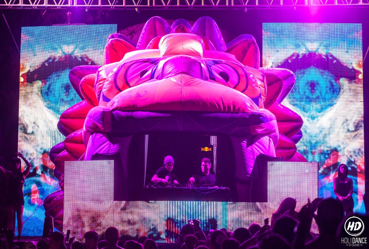 Escenario inflable iluminado en Holi Dance of Colours