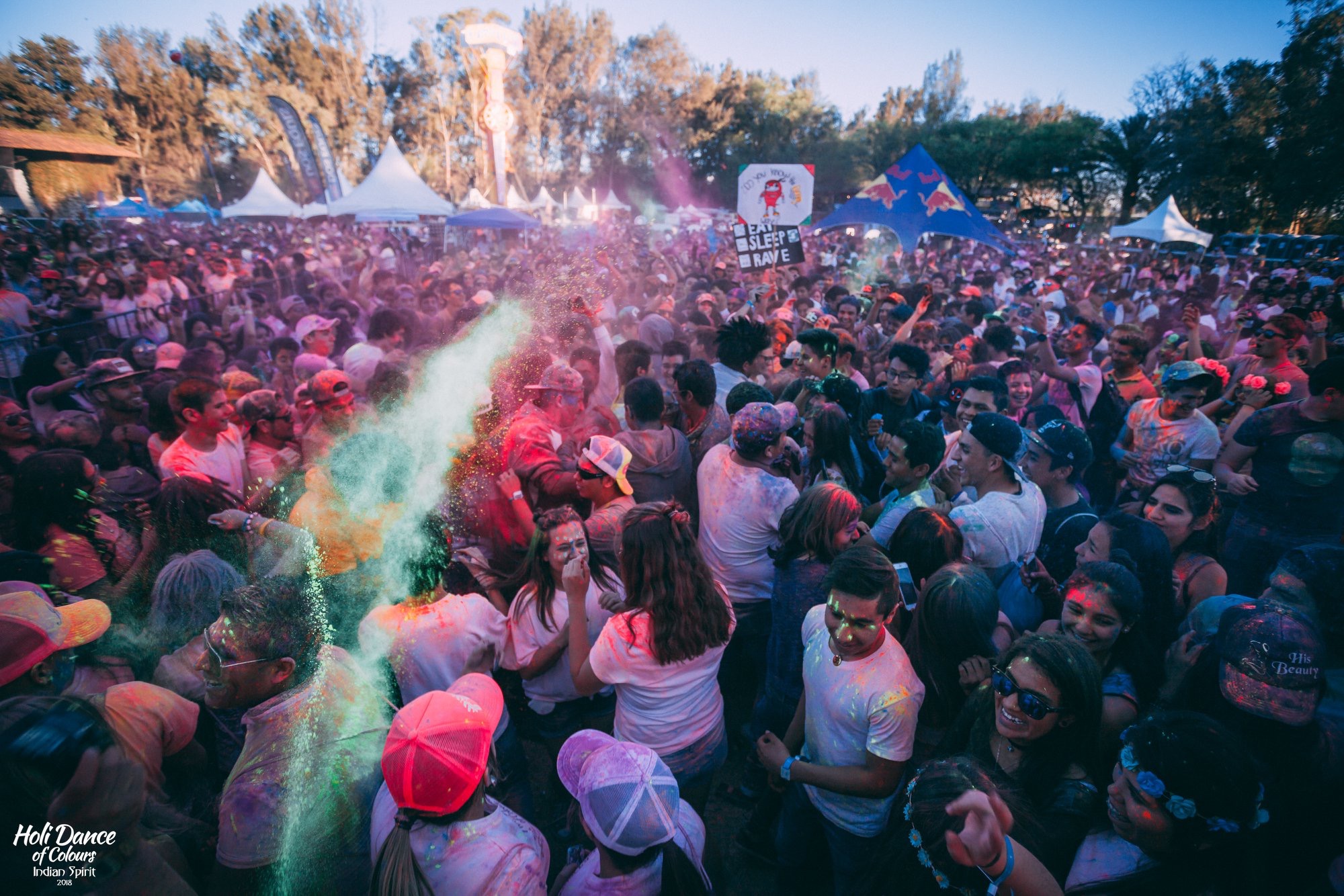 Explosión de polvo de colores entre el público