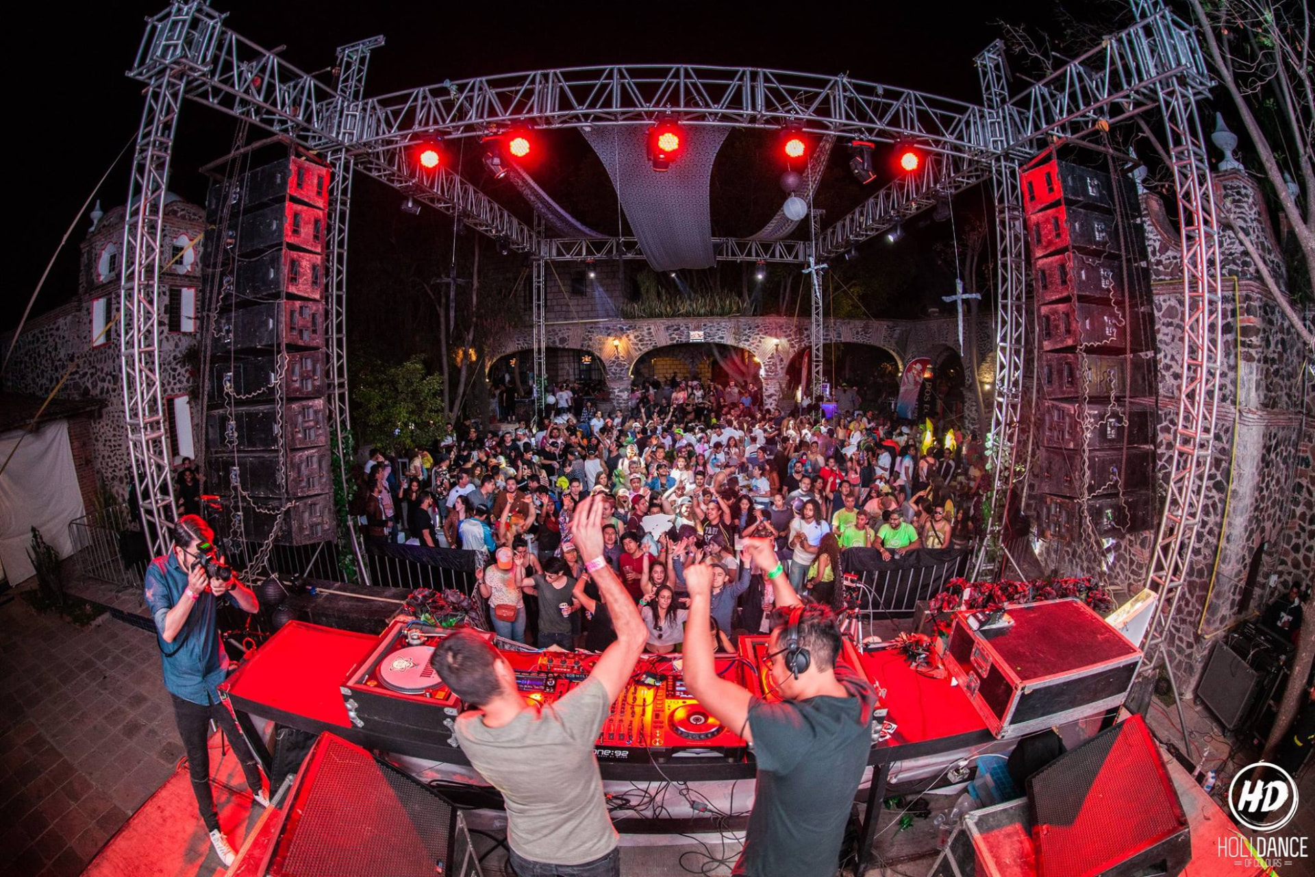 DJs frente al público en un escenario nocturno