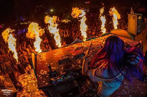 Lanzallamas frente a la cabina en Holi Dance of Colours