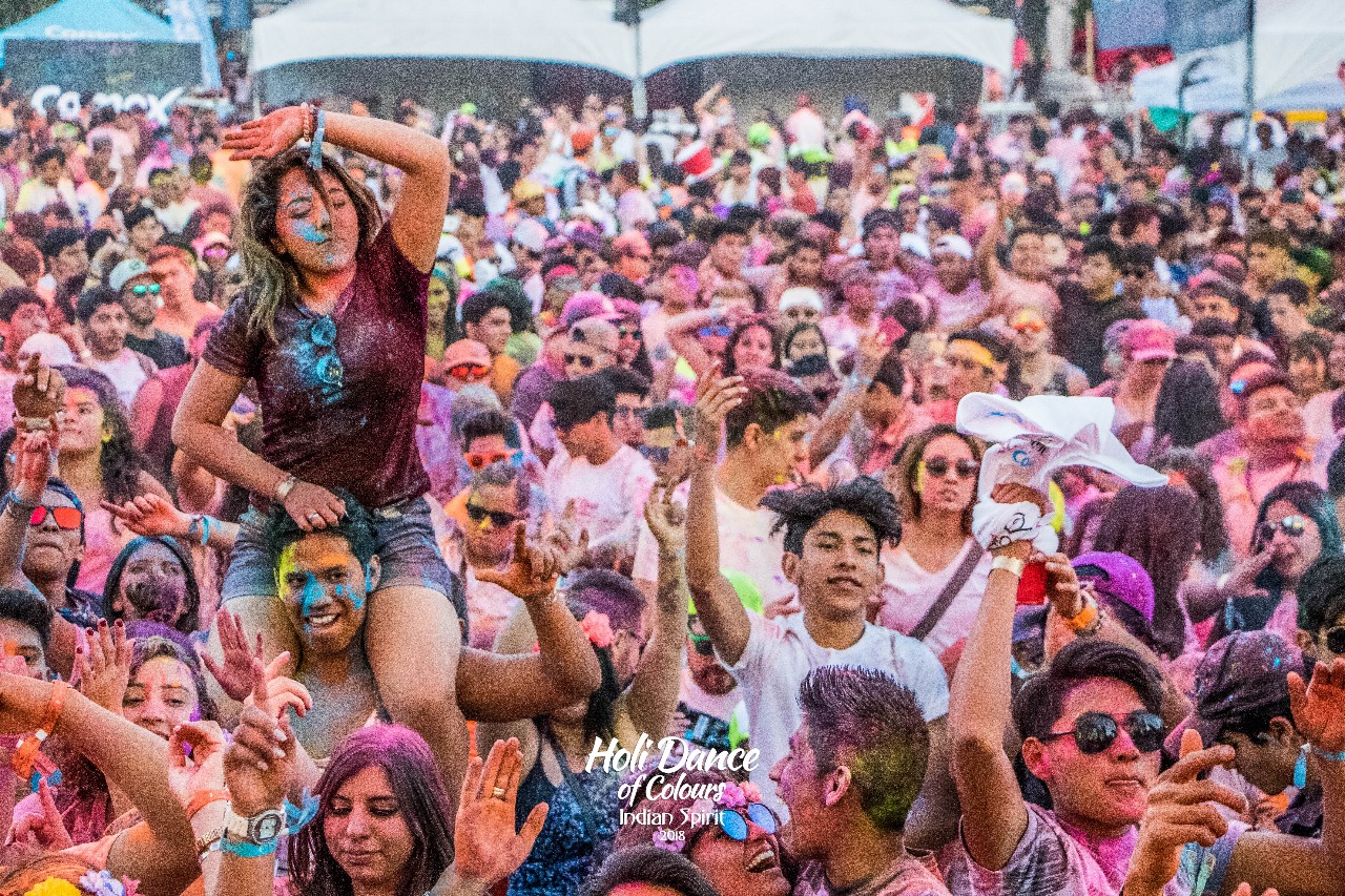 Multitud cubierta de polvo de colores
